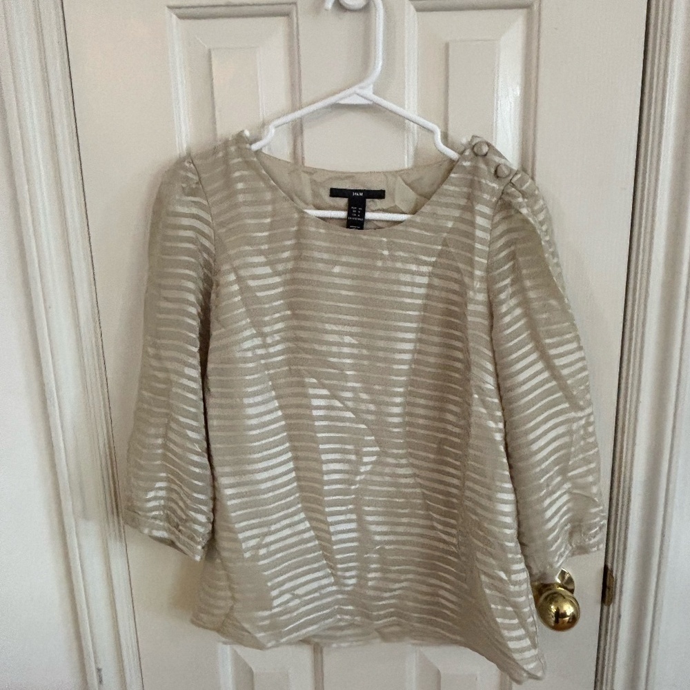 early 2010s H&M shirt pattern 3/4 sleeves beige cream with button details